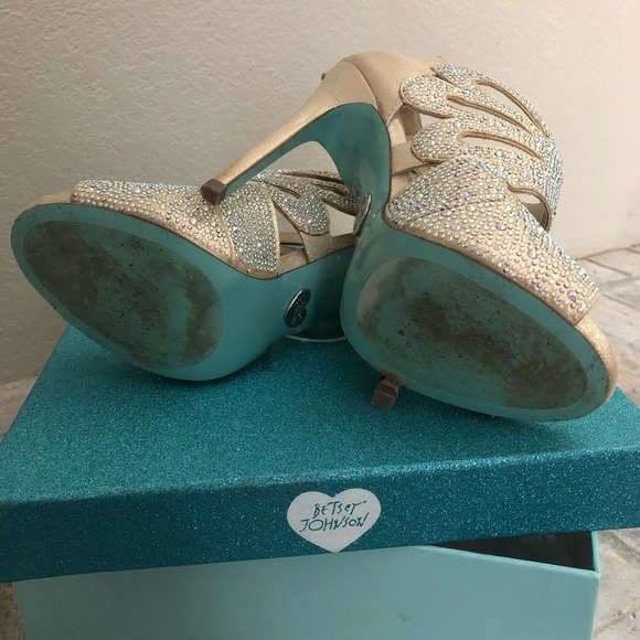 Betsey Johnson Gold Sandals size 6 - Picture 5 of 5